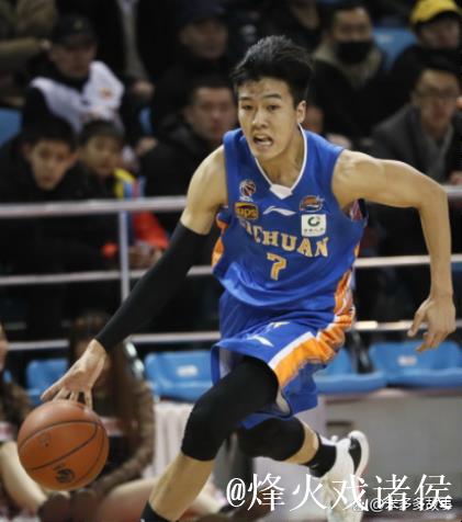 黄荣奇离开广东宏远内幕揭晓:队内新人涌现,他选择外出寻求机会 黄荣奇离开广东宏远内幕揭晓:队内新人涌现,他选择外出寻求机会