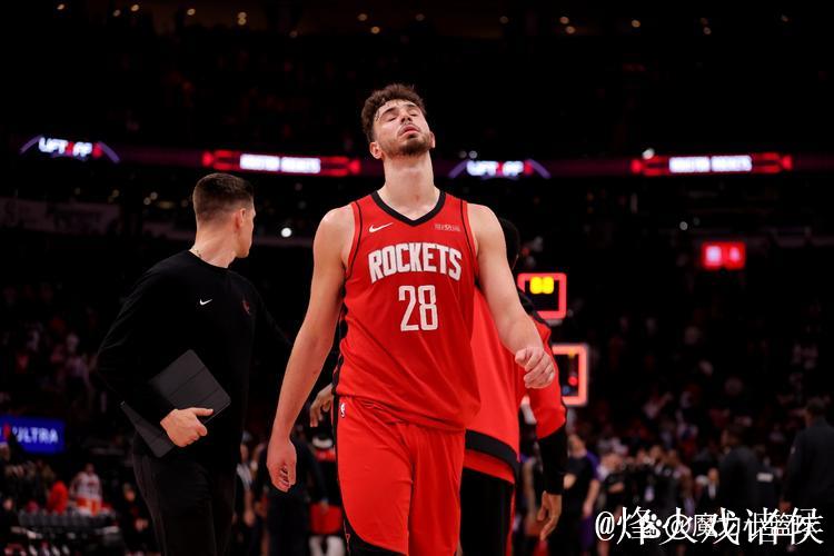 哈登上半场数据:命中率40%,命中2记三分,贡献7分、2篮板、3助攻和2抢断。 哈登上半场数据:命中率40%,命中2记三分,贡献7分、2篮板、3助攻和2抢断。